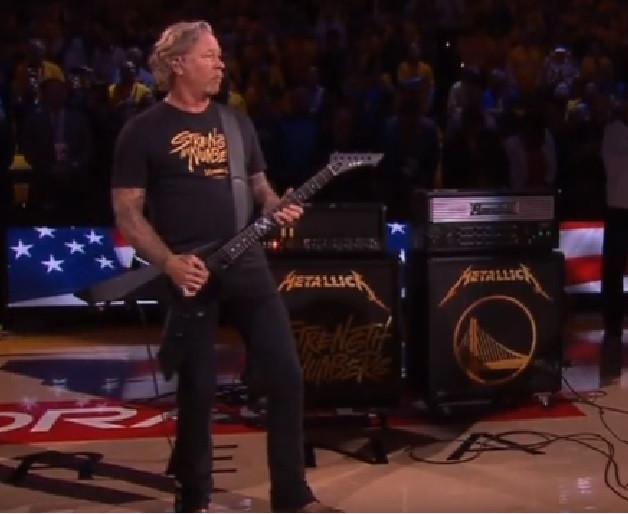 Металлика исполняет офицеры. Metallica концерт. Металлика исполняет офицеры. James hetfield 2003. Концерт metallica 2020.