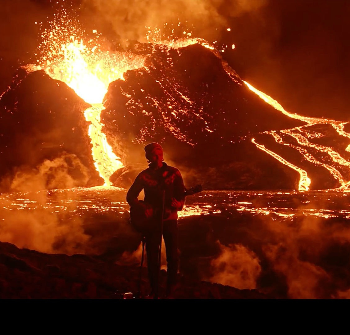 ВИДЕО Вокалист Kaleo сыграл новый сингл «Skinny» на фоне извержения